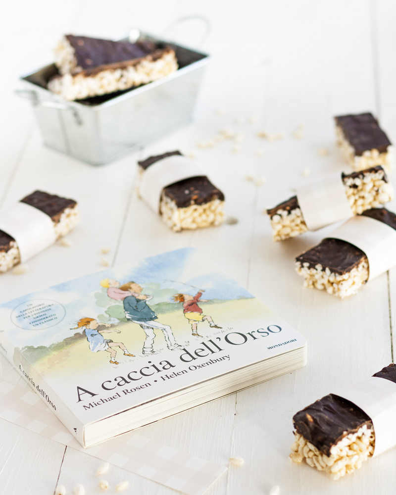 Barrette di riso soffiato al cioccolato con libro