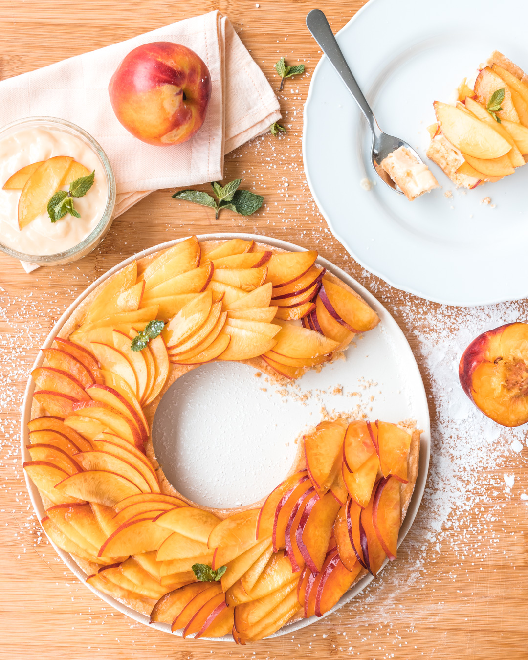 crostata a forma di ciambella con pesche gialle