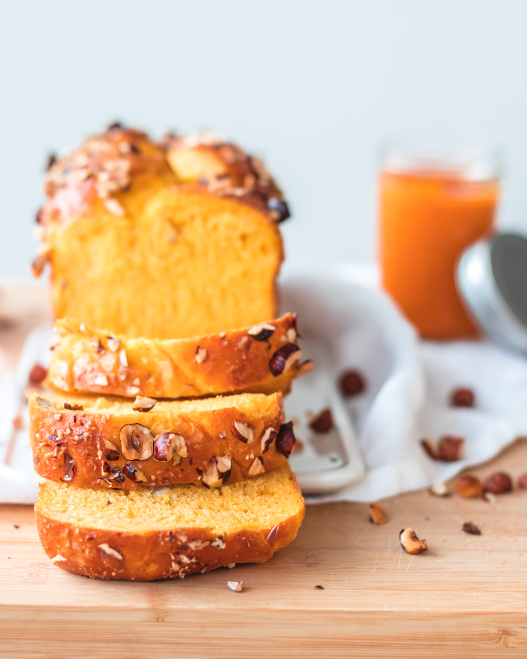 pane di zucca e nocciole tagliato a fette